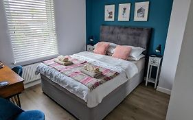 Cosy Guest Room In A Family Home With Free Parking